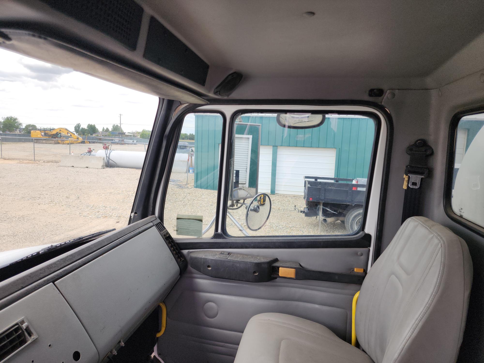 1999 FREIGHTLINER FL70 - Image 17