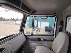 1999 FREIGHTLINER FL70 - Image 17