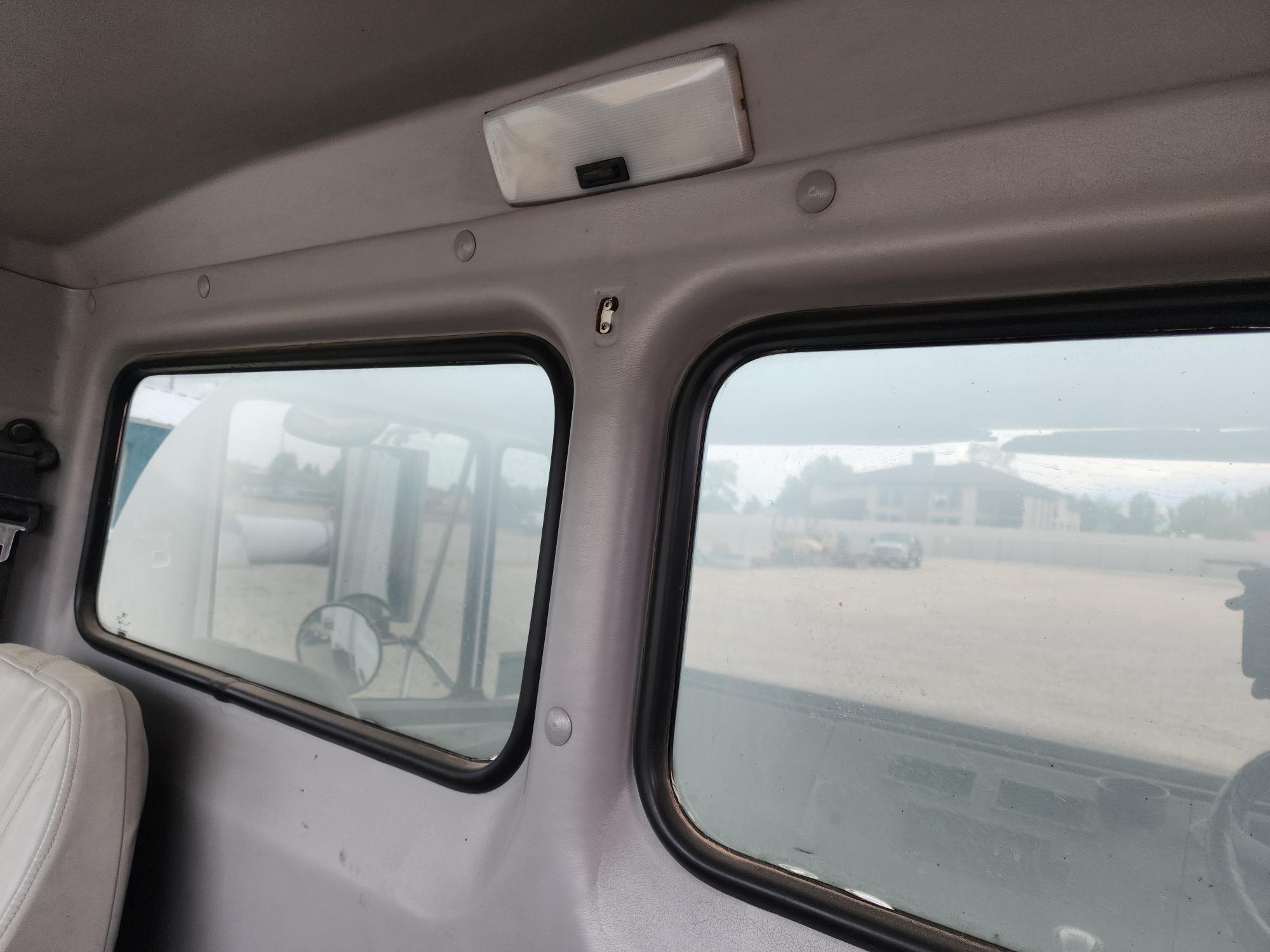 1999 FREIGHTLINER FL70 - view 18 of 31