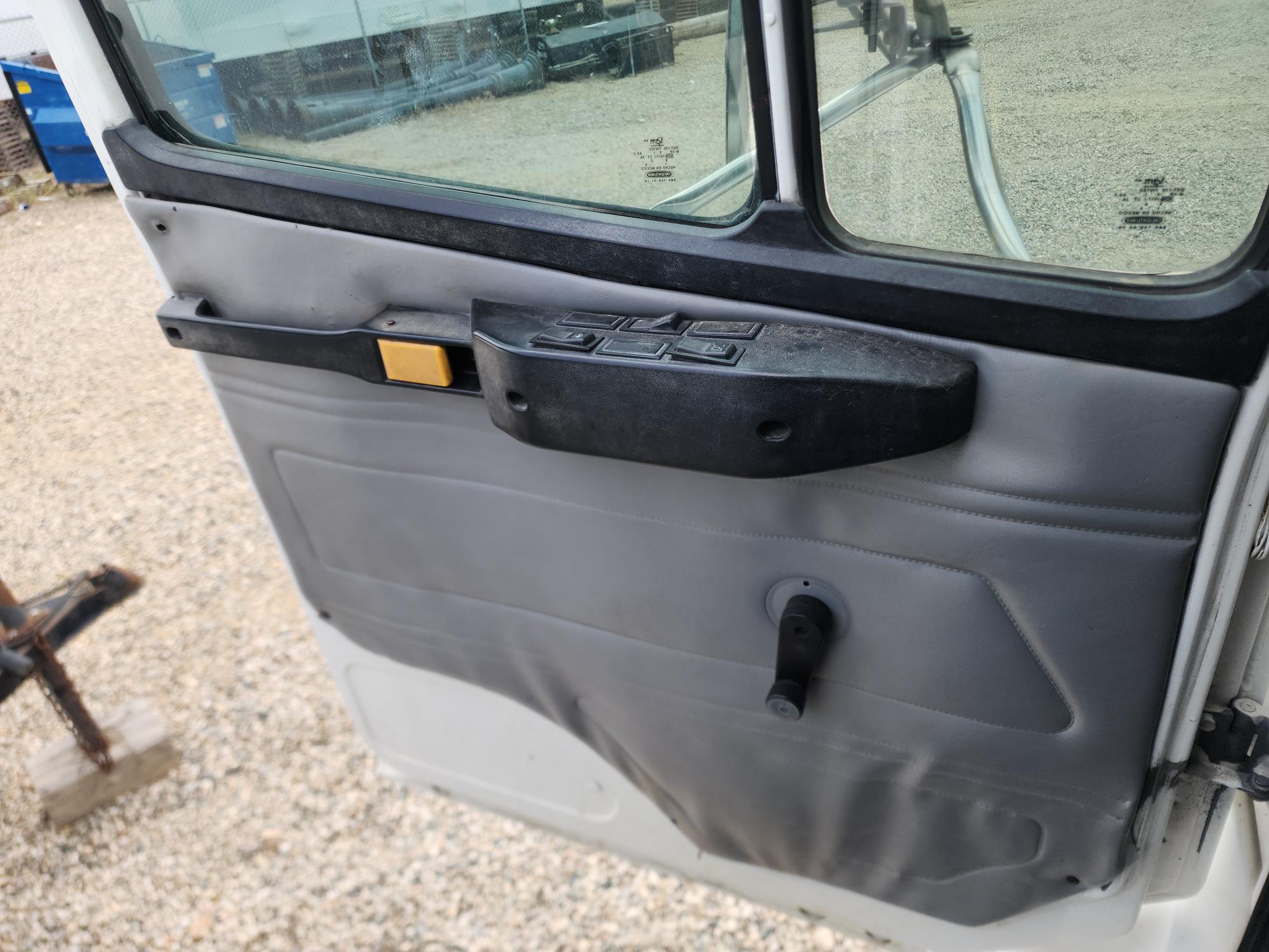 1999 FREIGHTLINER FL70 - Image 19