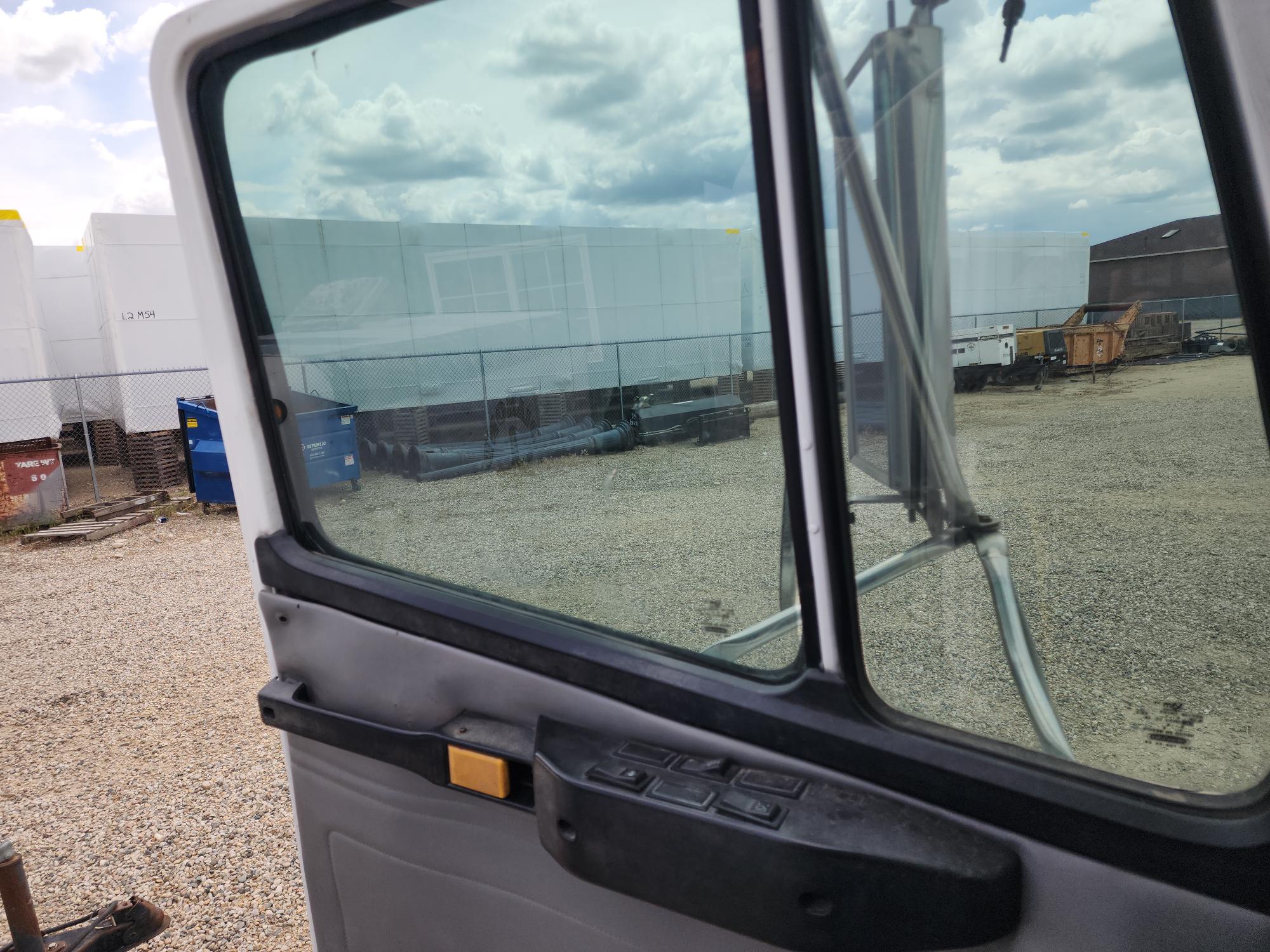 1999 FREIGHTLINER FL70 - Image 20