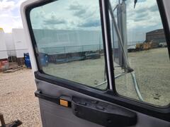 1999 FREIGHTLINER FL70 - Image 20