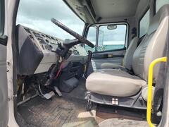 1999 FREIGHTLINER FL70 - Image 21