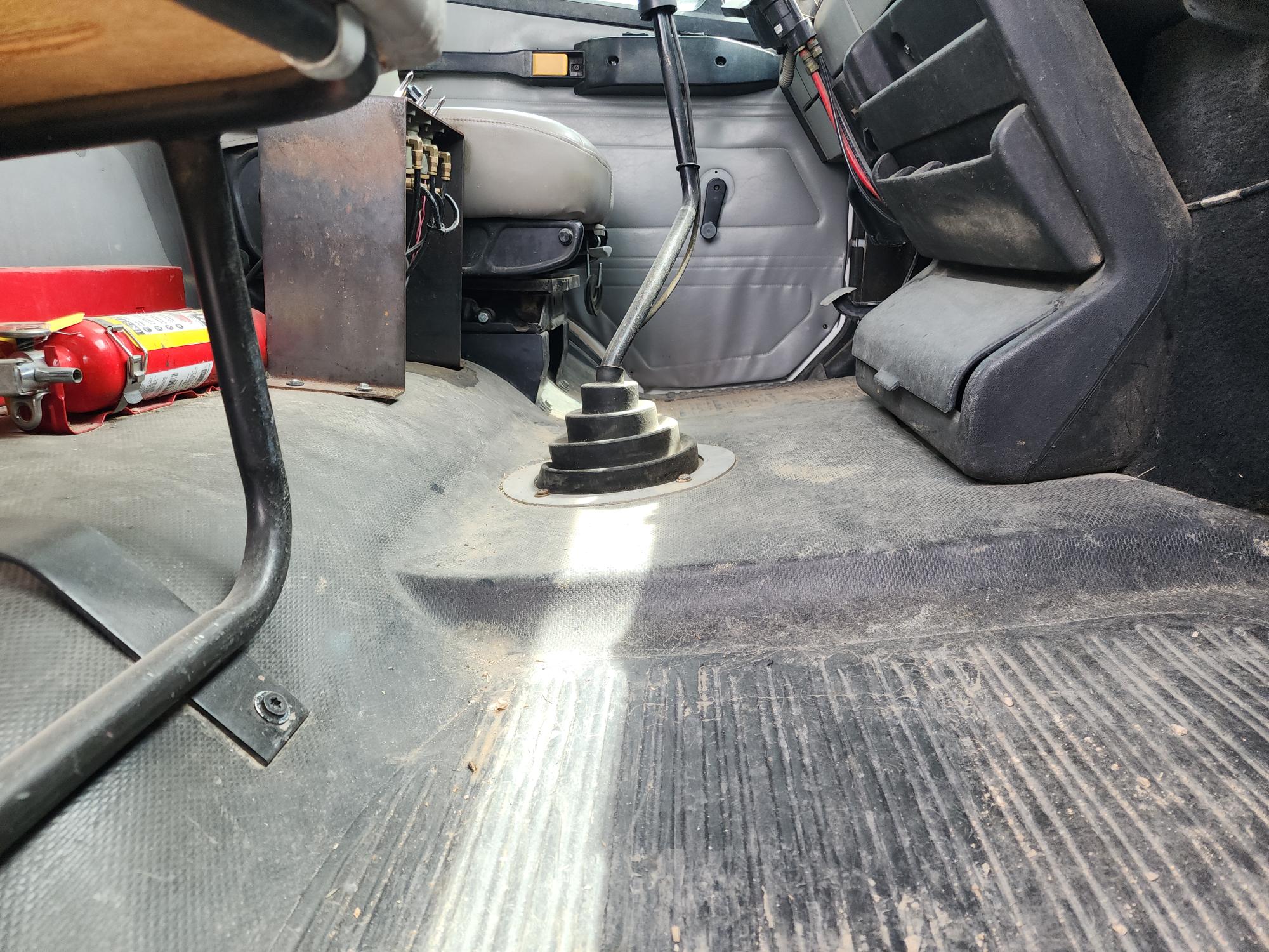 1999 FREIGHTLINER FL70 - Image 22