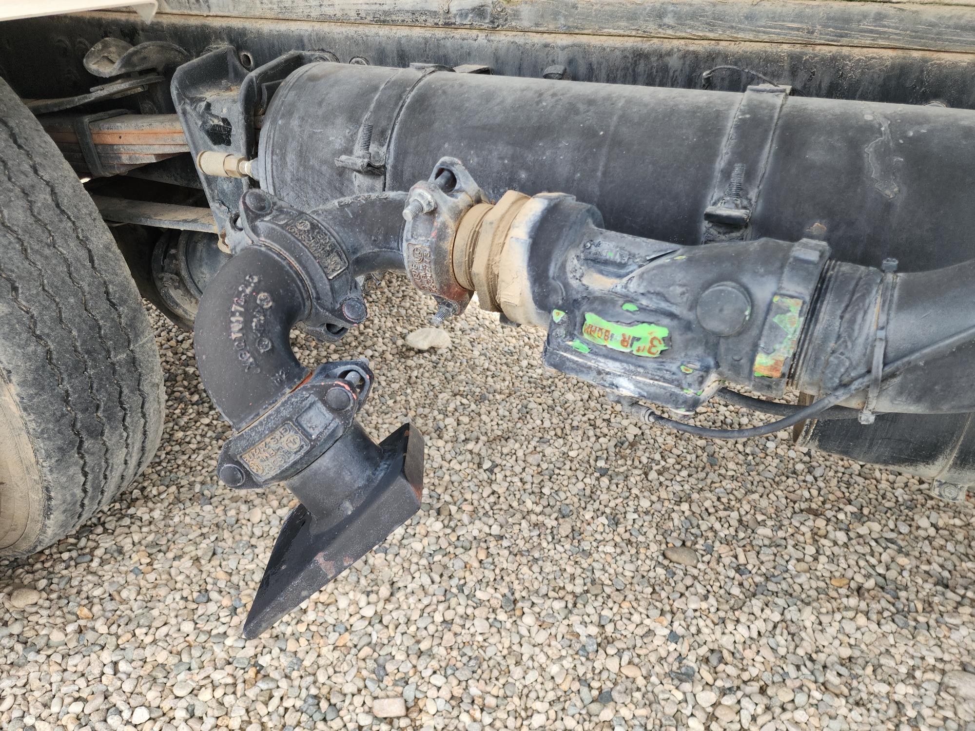 1999 FREIGHTLINER FL70 - Image 26