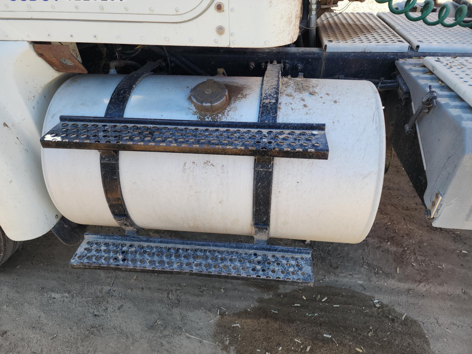 1998 INTERNATIONAL 9100 6x4 Day Cab - Image 32