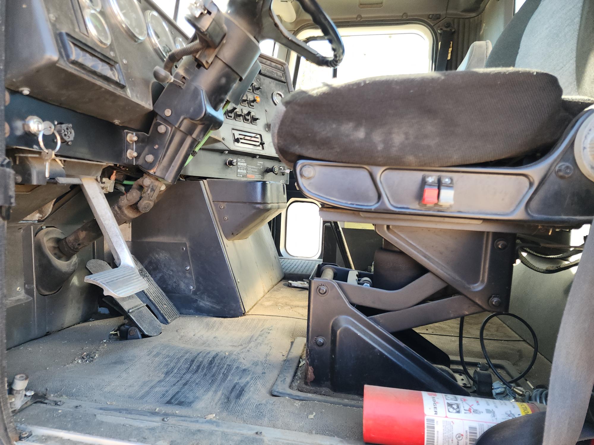 1998 INTERNATIONAL 9100 6x4 Day Cab - Image 16