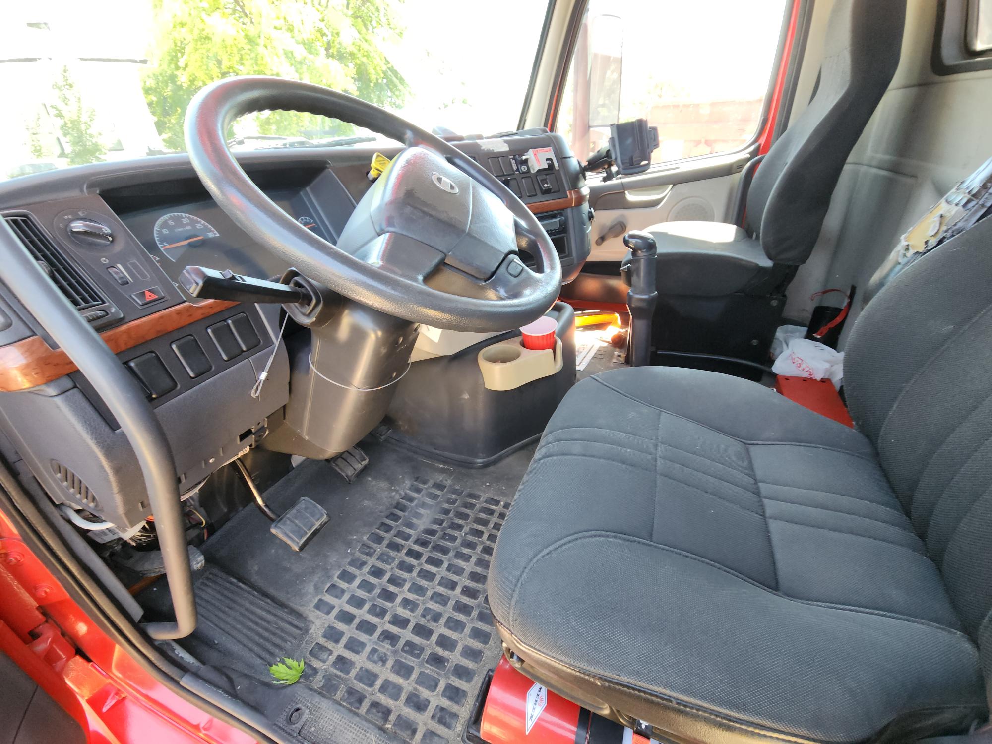 2008 VOLVO VNM D13 4x2 - Image 11
