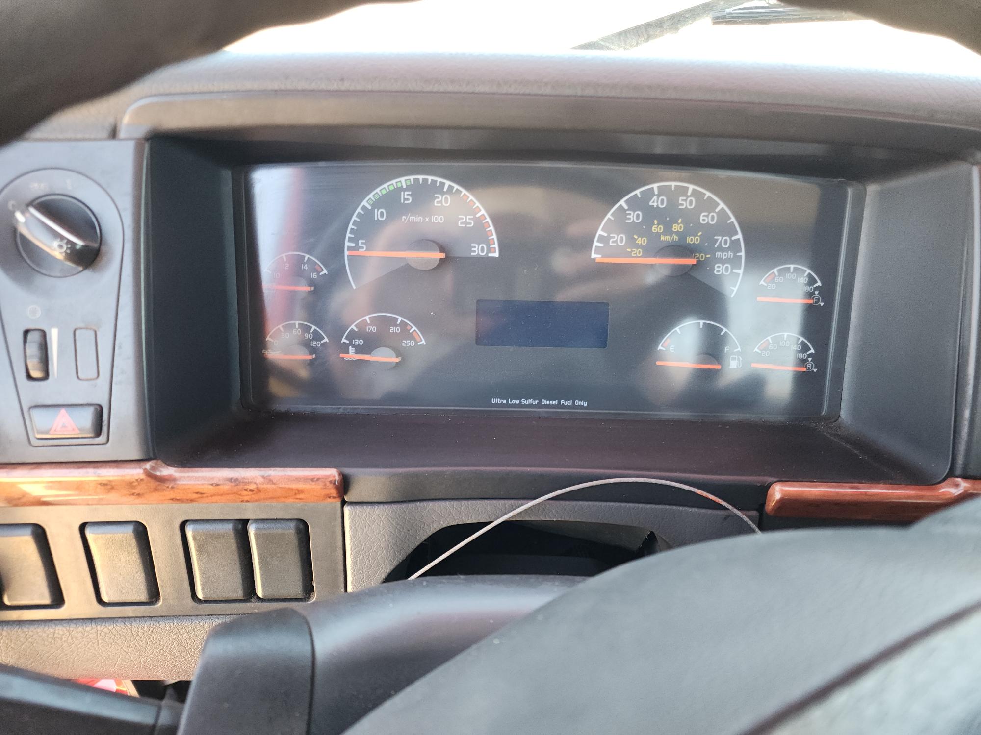 2008 VOLVO VNM D13 4x2 - Image 12