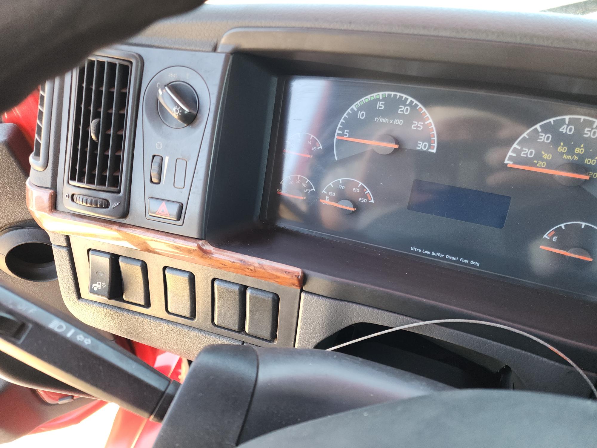 2008 VOLVO VNM D13 4x2 - Image 13