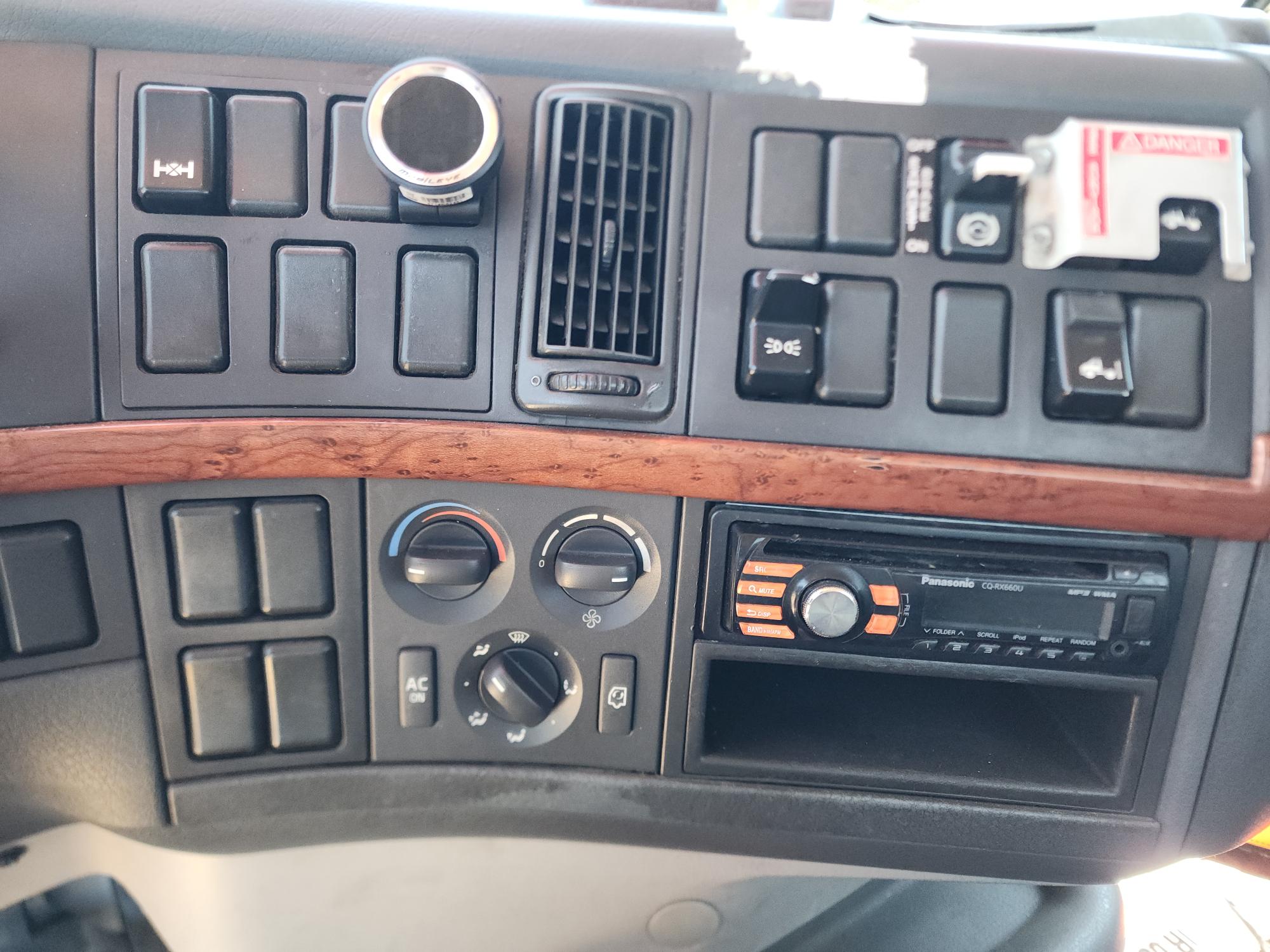 2008 VOLVO VNM D13 4x2 - Image 14