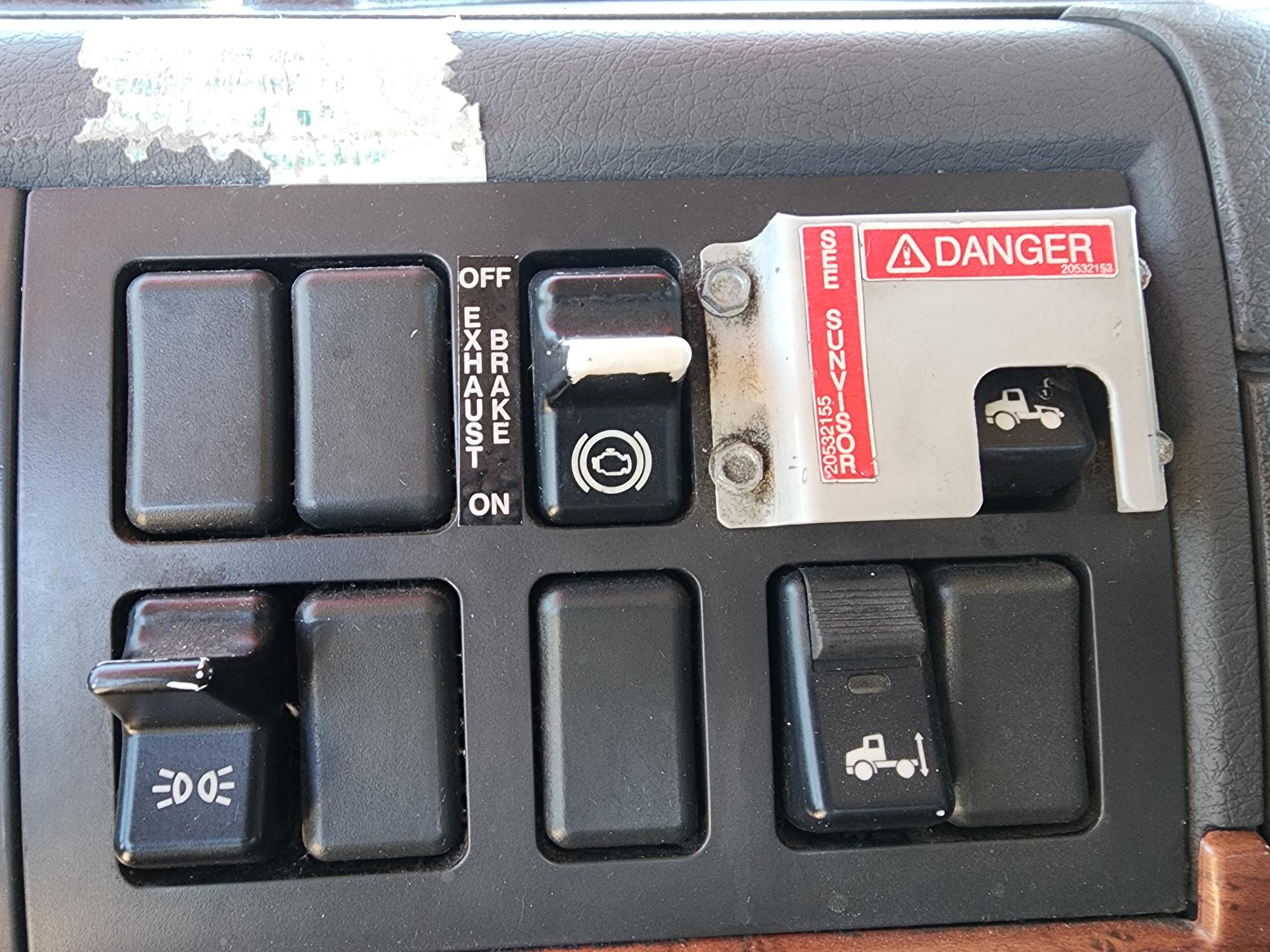 2008 VOLVO VNM D13 4x2 - Image 15