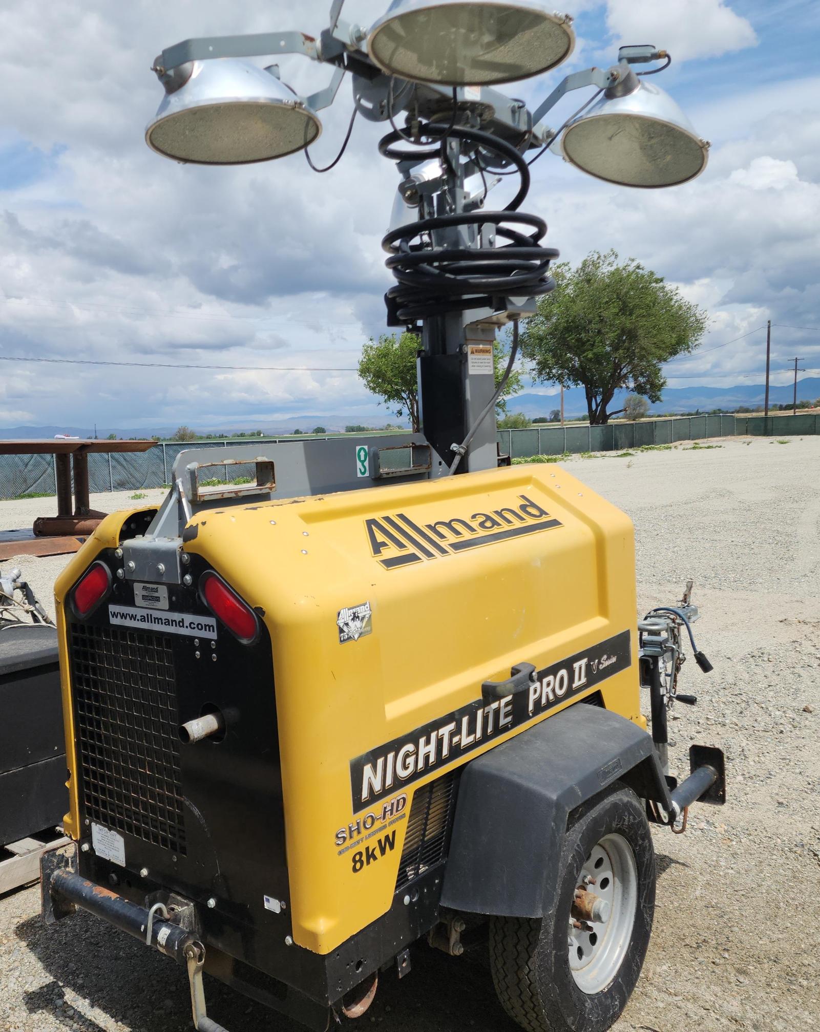 2017 ALLMAND BROS Portable Night-Lit Pro II V Genset - Image 2