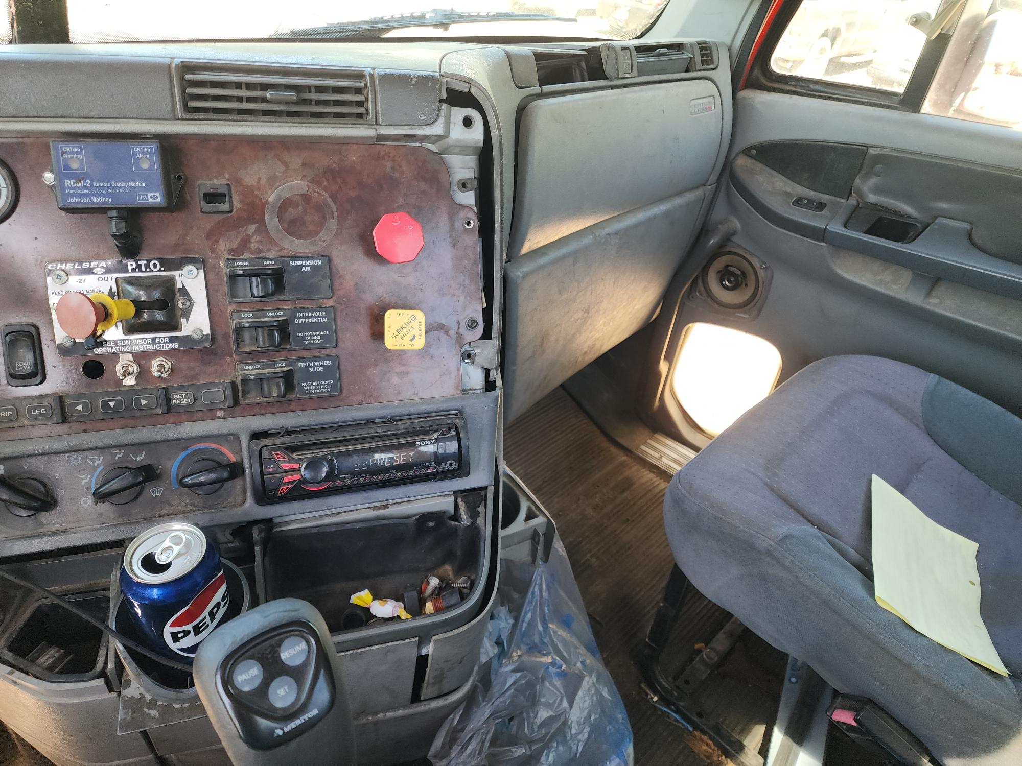 1999 FREIGHTLINER FL110 - view 13 of 44