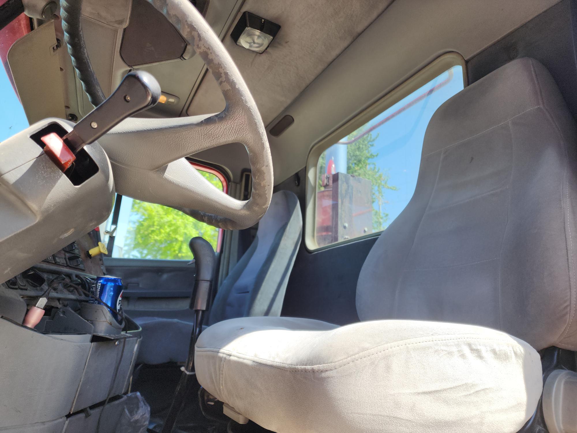 1999 FREIGHTLINER FL110 - Image 17