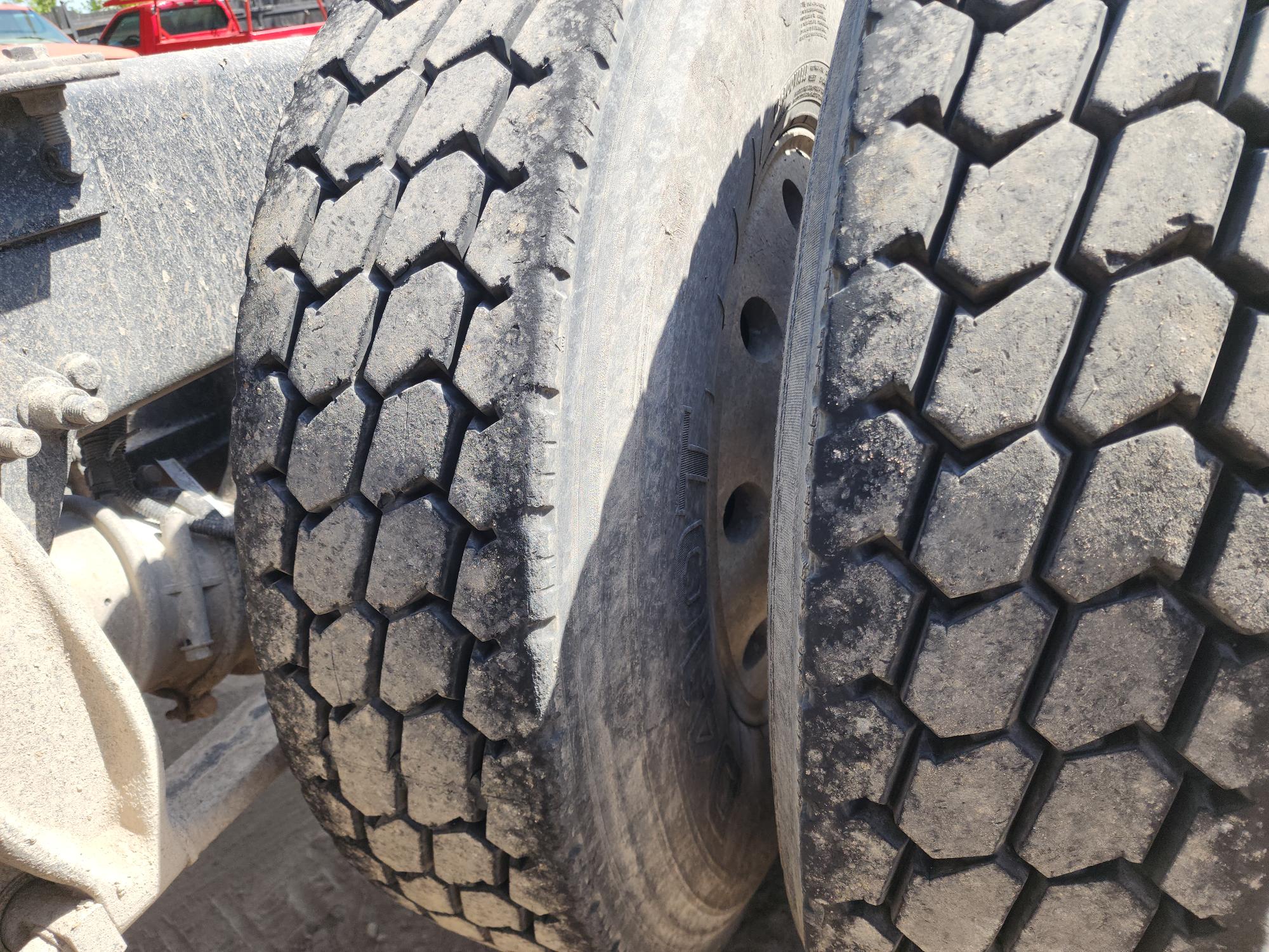 1999 FREIGHTLINER FL110 - Image 26