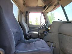 1999 FREIGHTLINER FL110 - Image 32