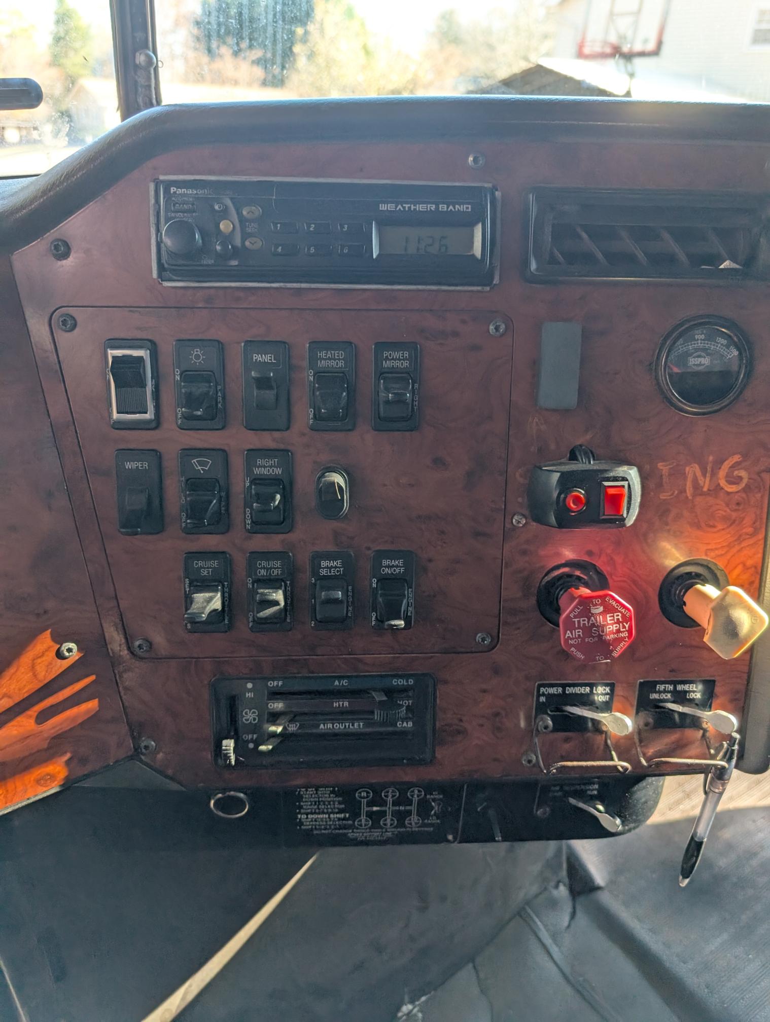 1996 INTERNATIONAL 9400 Tri Axle - Image 28