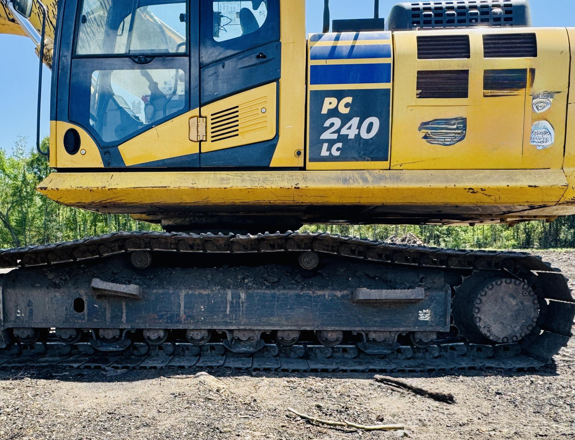2022 KOMATSU PC240LC-11 - view 4 of 23