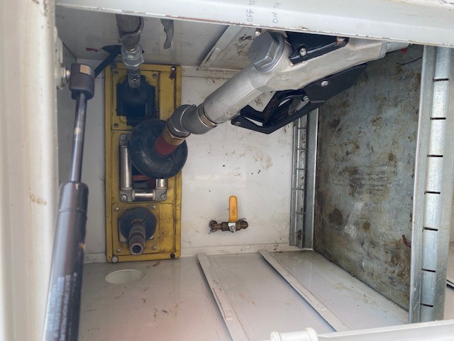 2014 FORD F-550 - Image 21