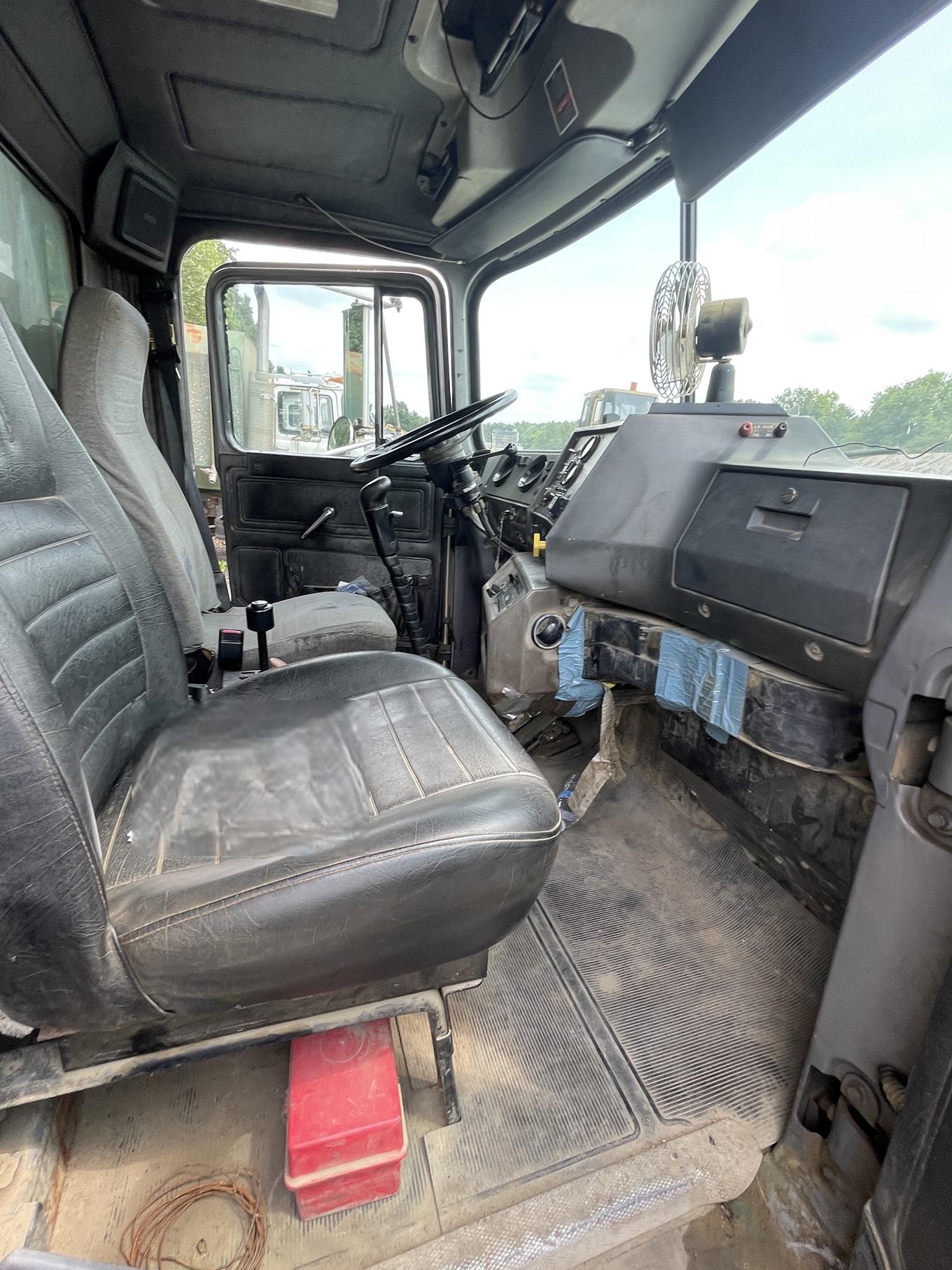 2001 MACK RD 690S Tri Axle - Image 6