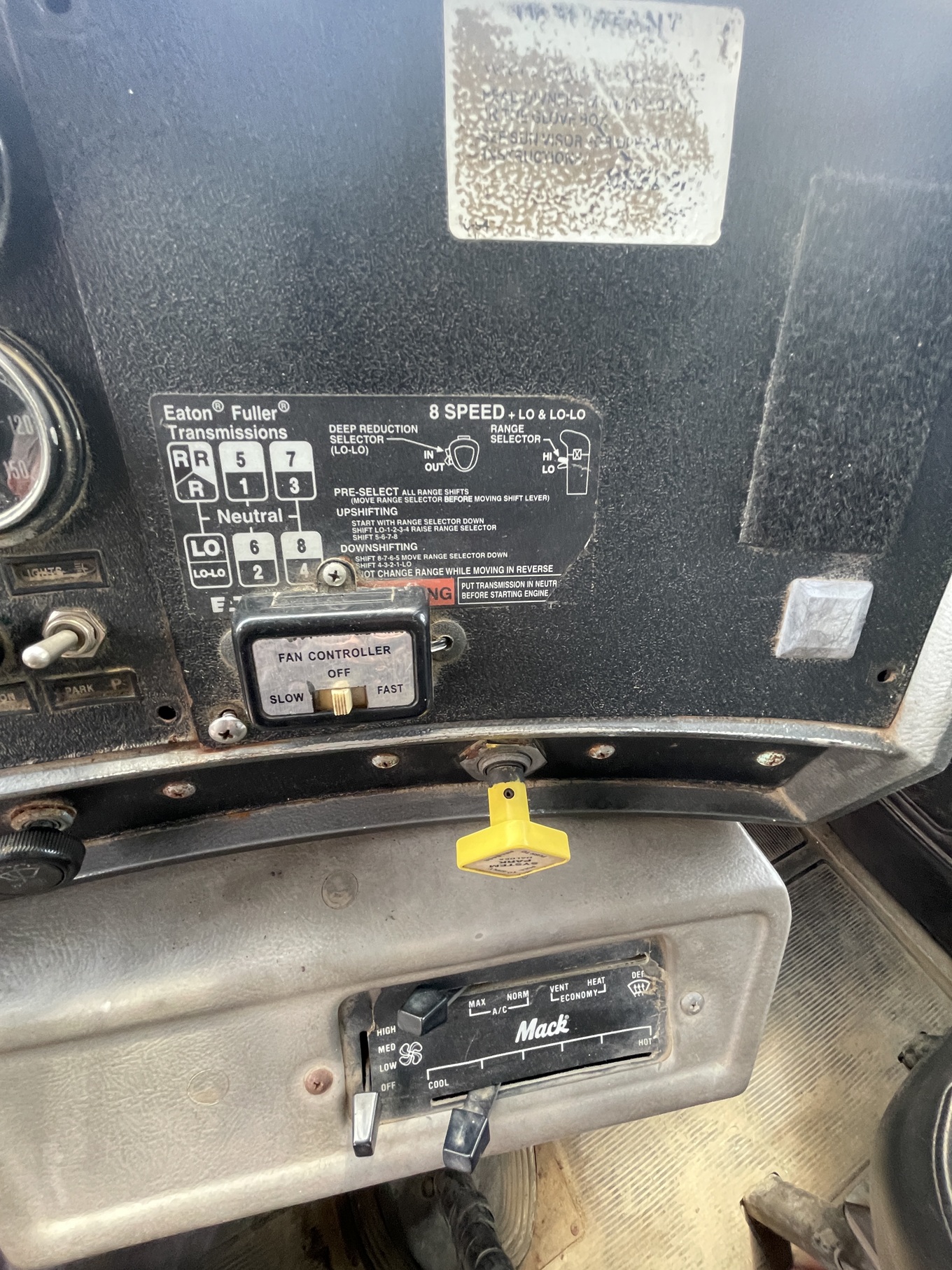 2001 MACK RD 690S Tri Axle - view 13 of 20