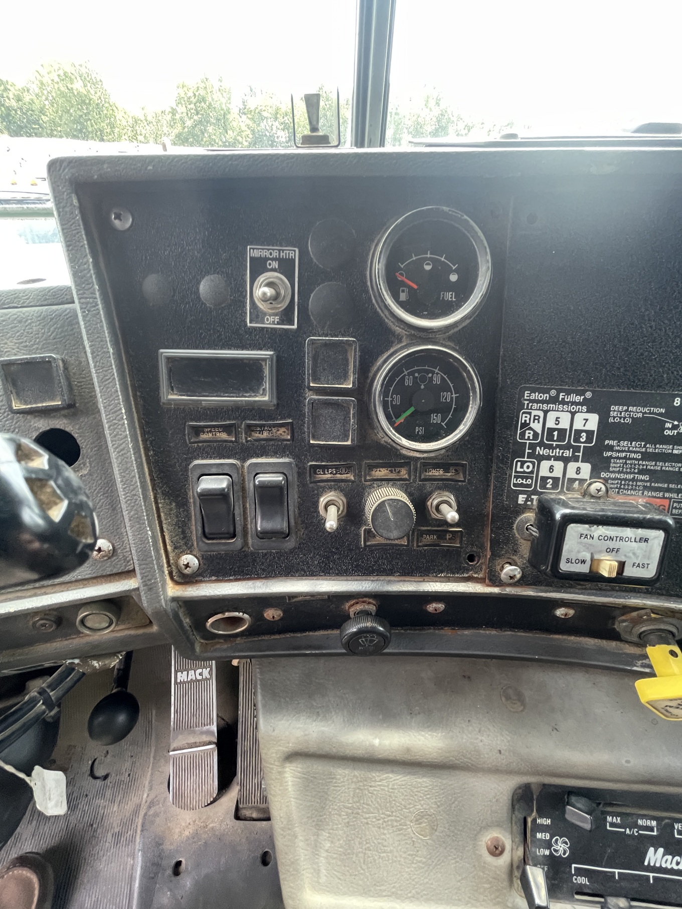 2001 MACK RD 690S Tri Axle - Image 10