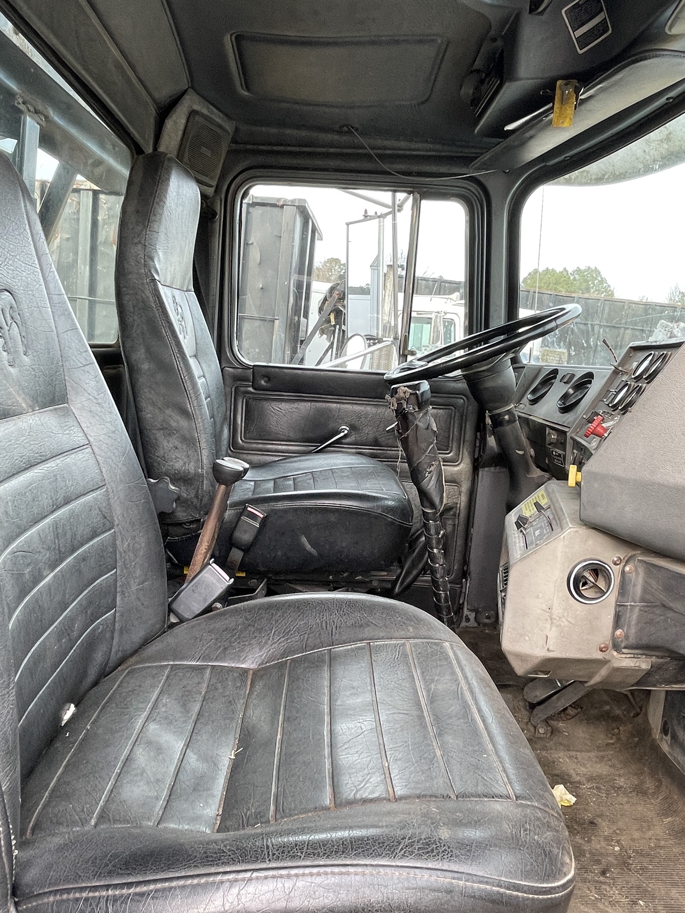 1997 MACK RD688S - view 16 of 42