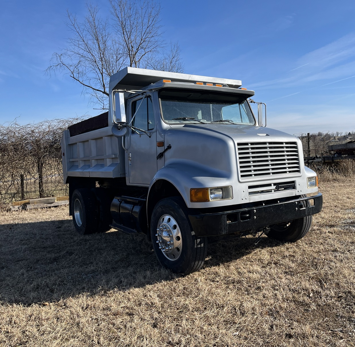 1997 INTERNATIONAL 8100 Dump Truck - Image 4