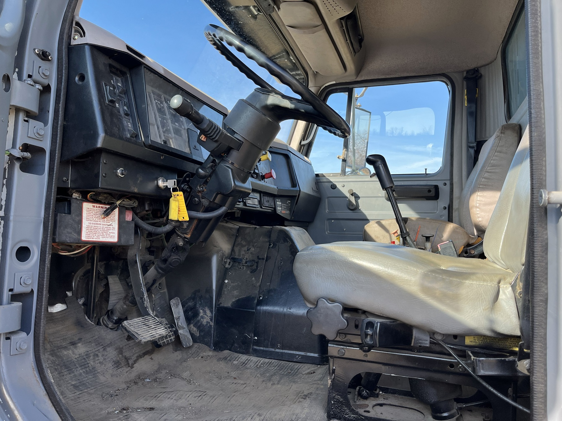 1997 INTERNATIONAL 8100 Dump Truck - Image 11