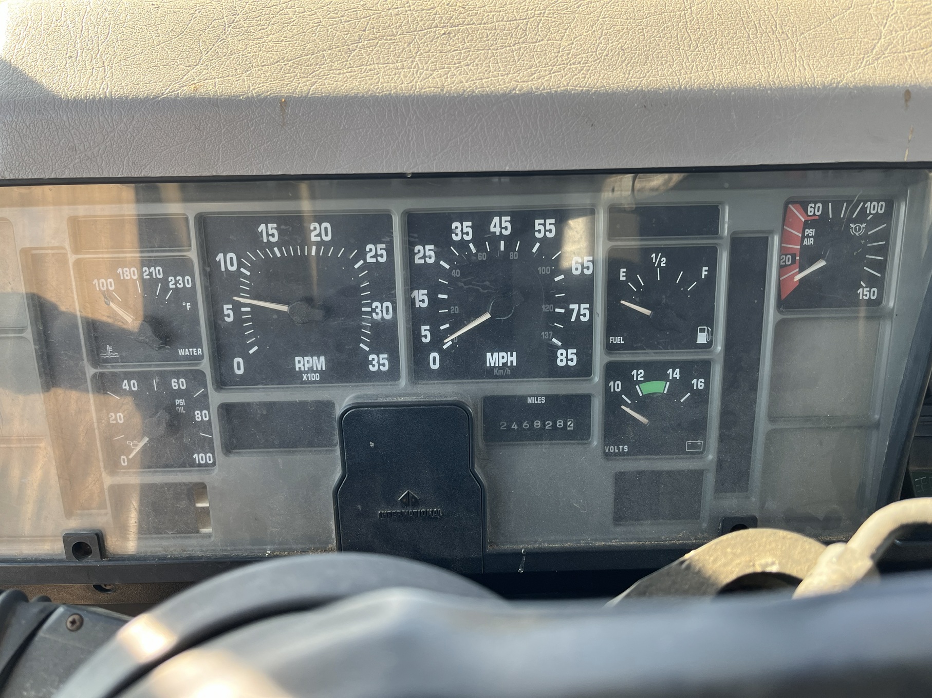 1997 INTERNATIONAL 8100 Dump Truck - Image 9