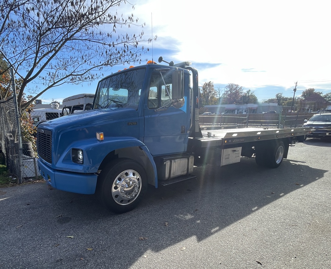 2005 FREIGHTLINER FL70 - Image 5