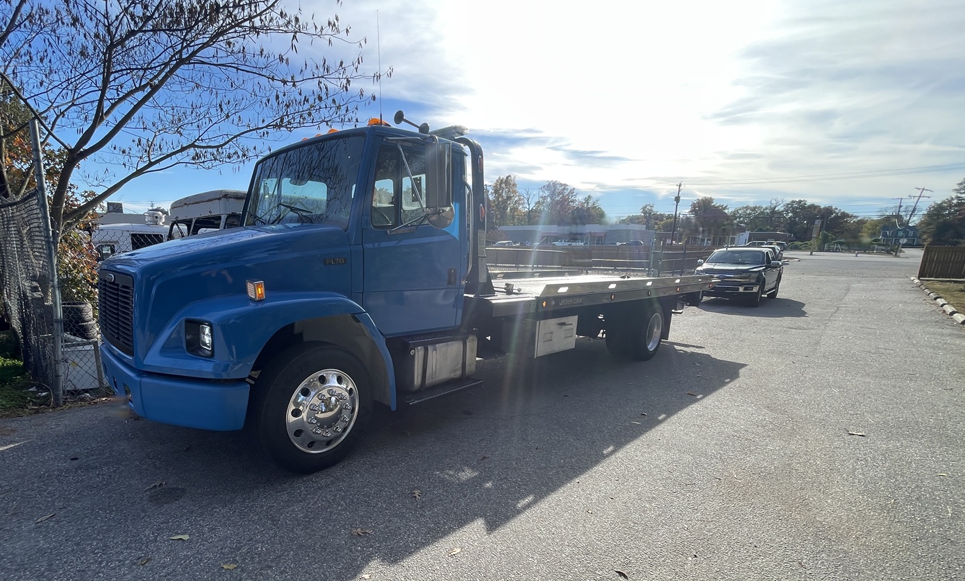2005 FREIGHTLINER FL70 - Image 6