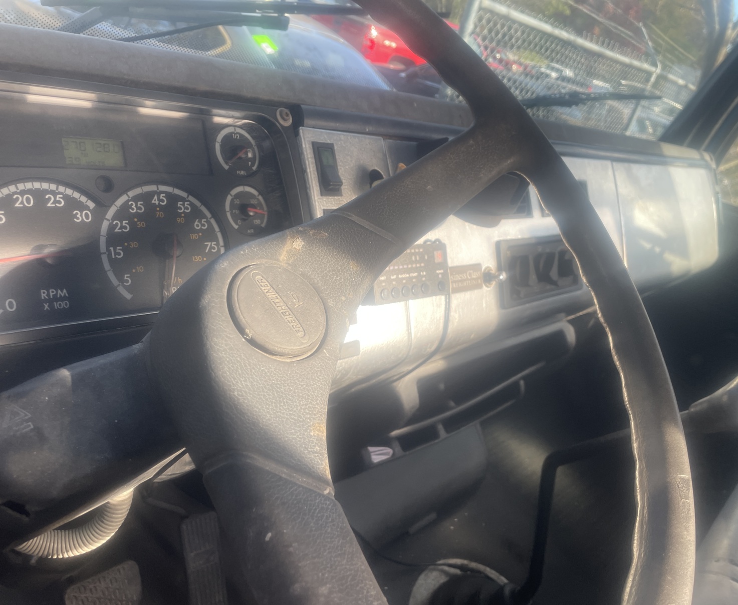 2005 FREIGHTLINER FL70 - Image 18