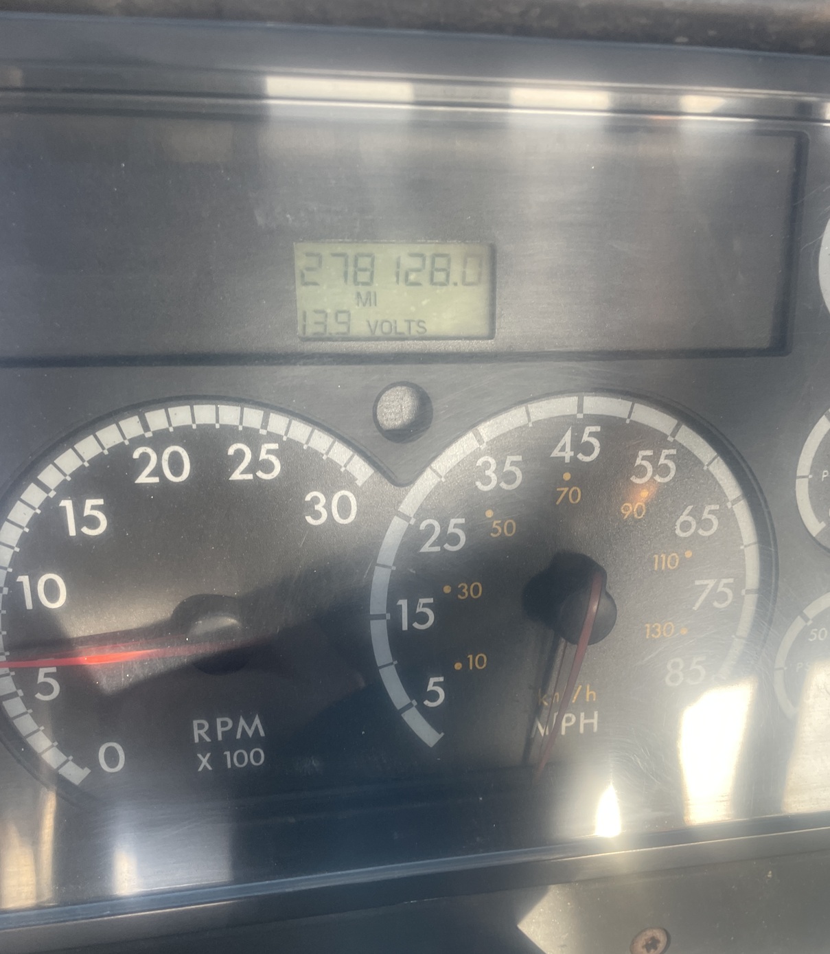 2005 FREIGHTLINER FL70 - Image 19