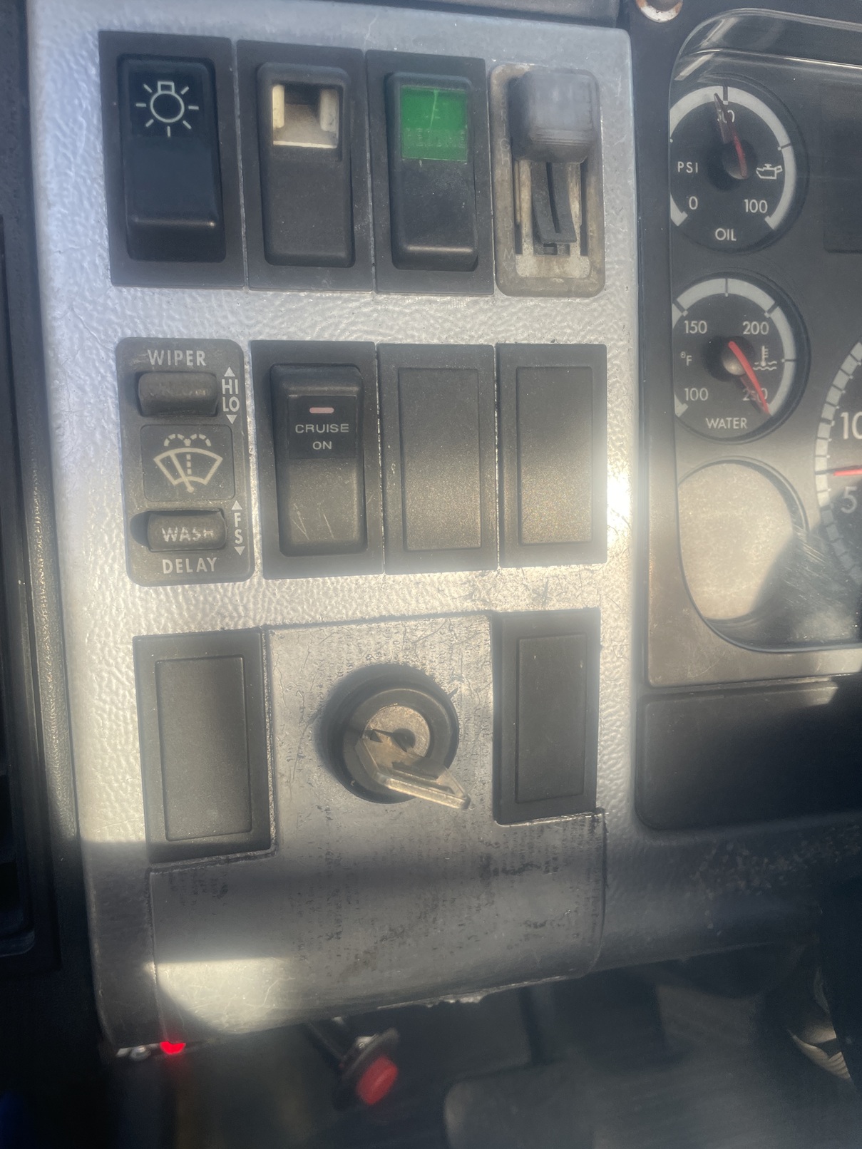 2005 FREIGHTLINER FL70 - Image 20