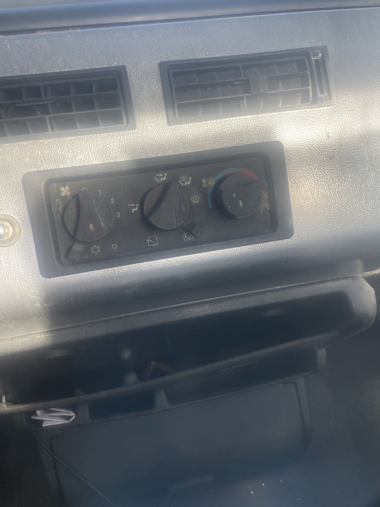 2005 FREIGHTLINER FL70 - Image 21