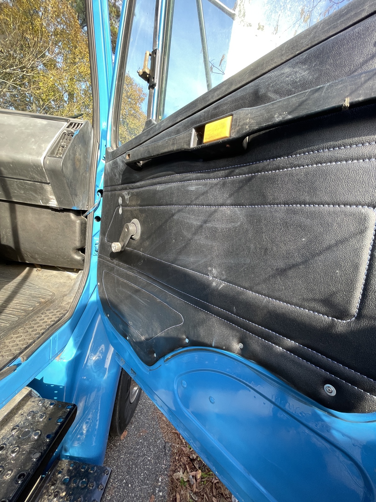 2005 FREIGHTLINER FL70 - Image 25