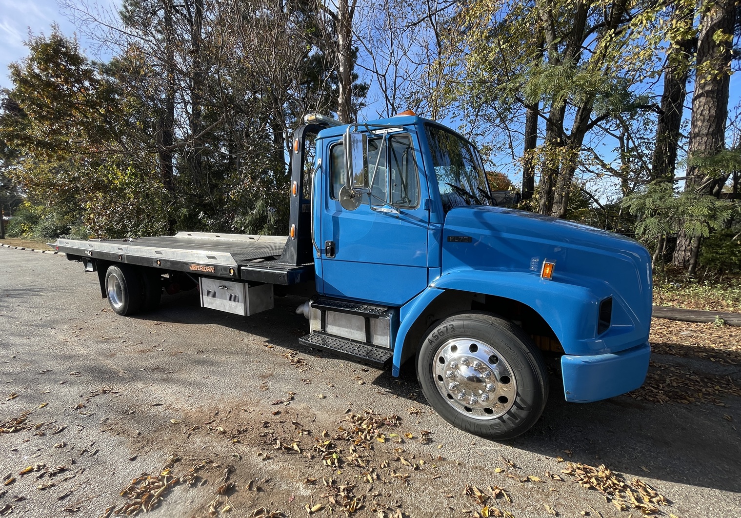 2005 FREIGHTLINER FL70 - Image 2