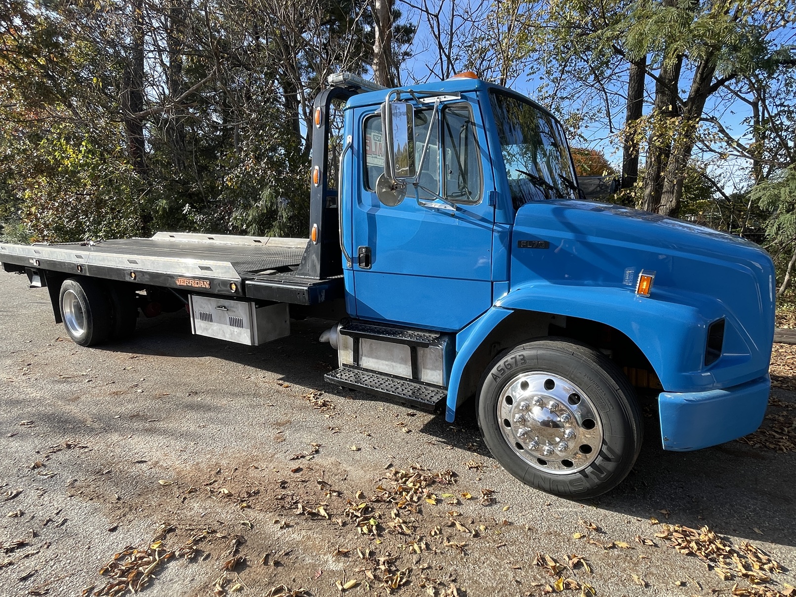 2005 FREIGHTLINER FL70 - Image 12
