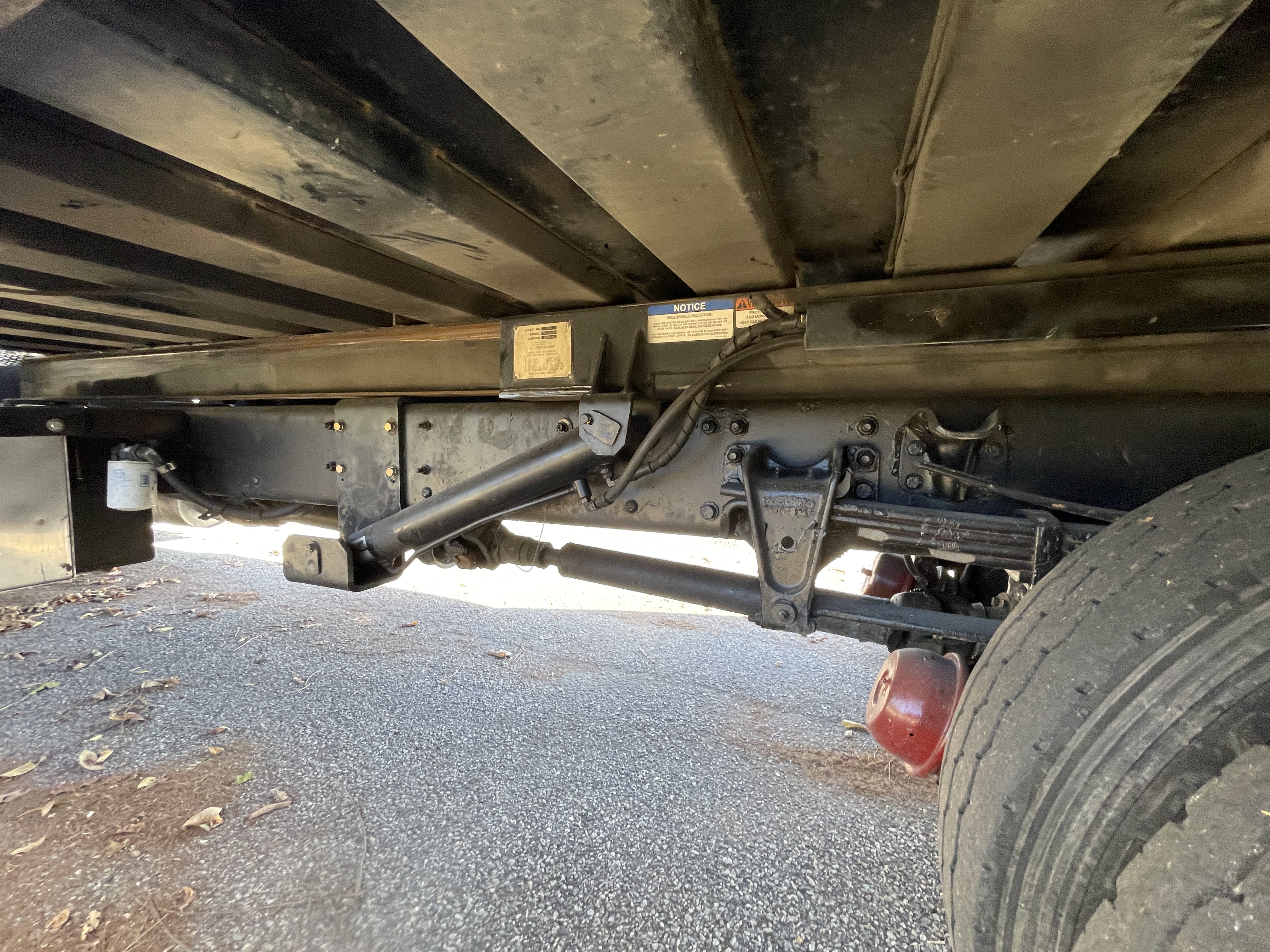 2005 FREIGHTLINER FL70 - Image 34