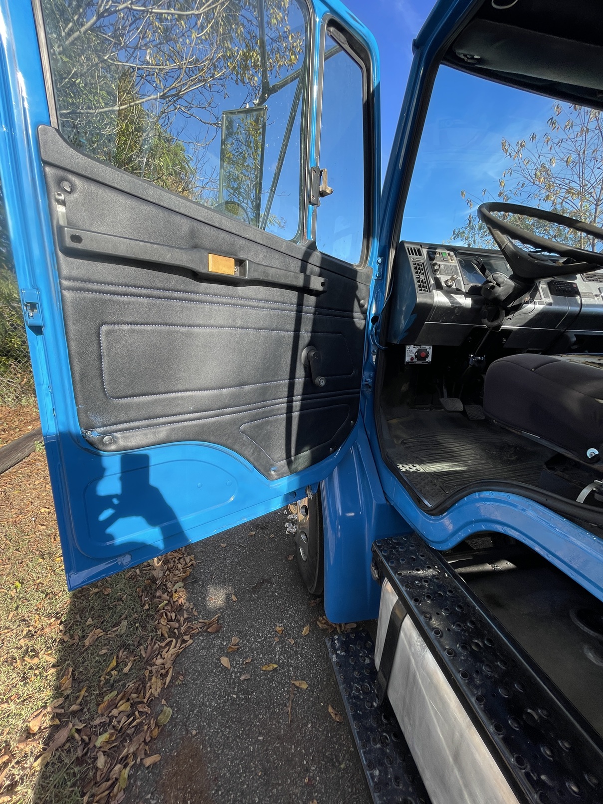 2005 FREIGHTLINER FL70 - Image 16