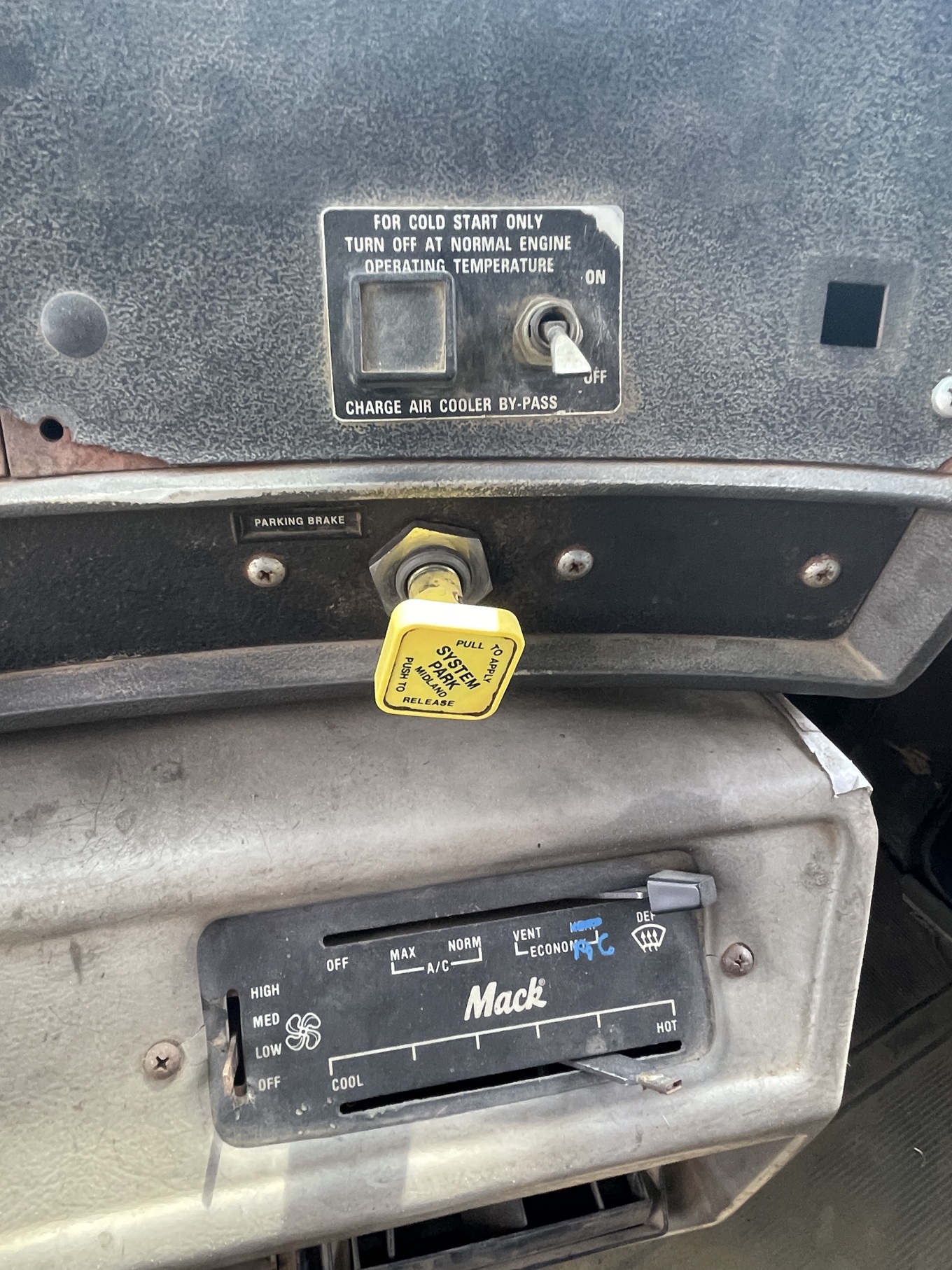 1993 MACK RD 690S - view 18 of 22