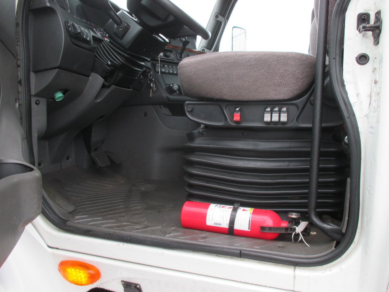 2019 INTERNATIONAL LT625 - Image 16