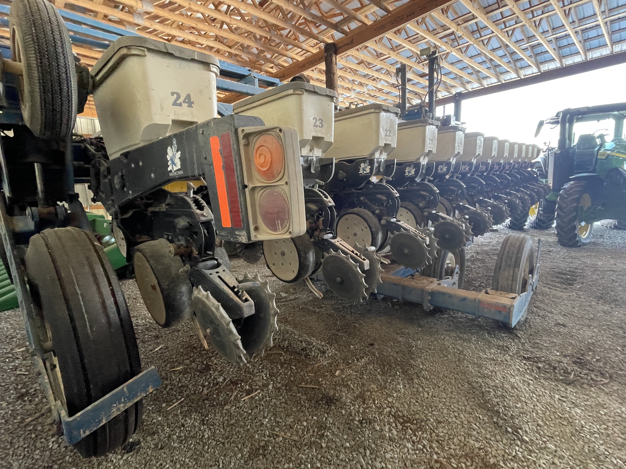 2010 KINZE 3650 - Image 2