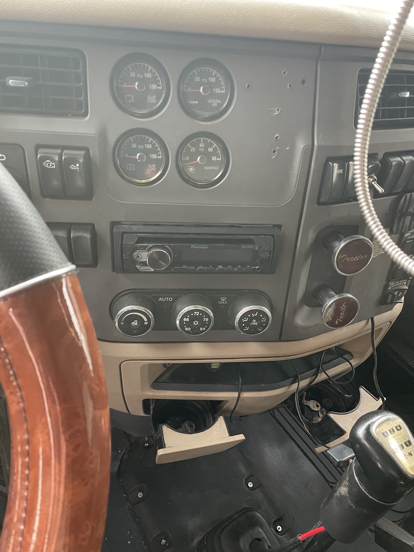 2015 PETERBILT 579 Sleeper - view 10 of 17