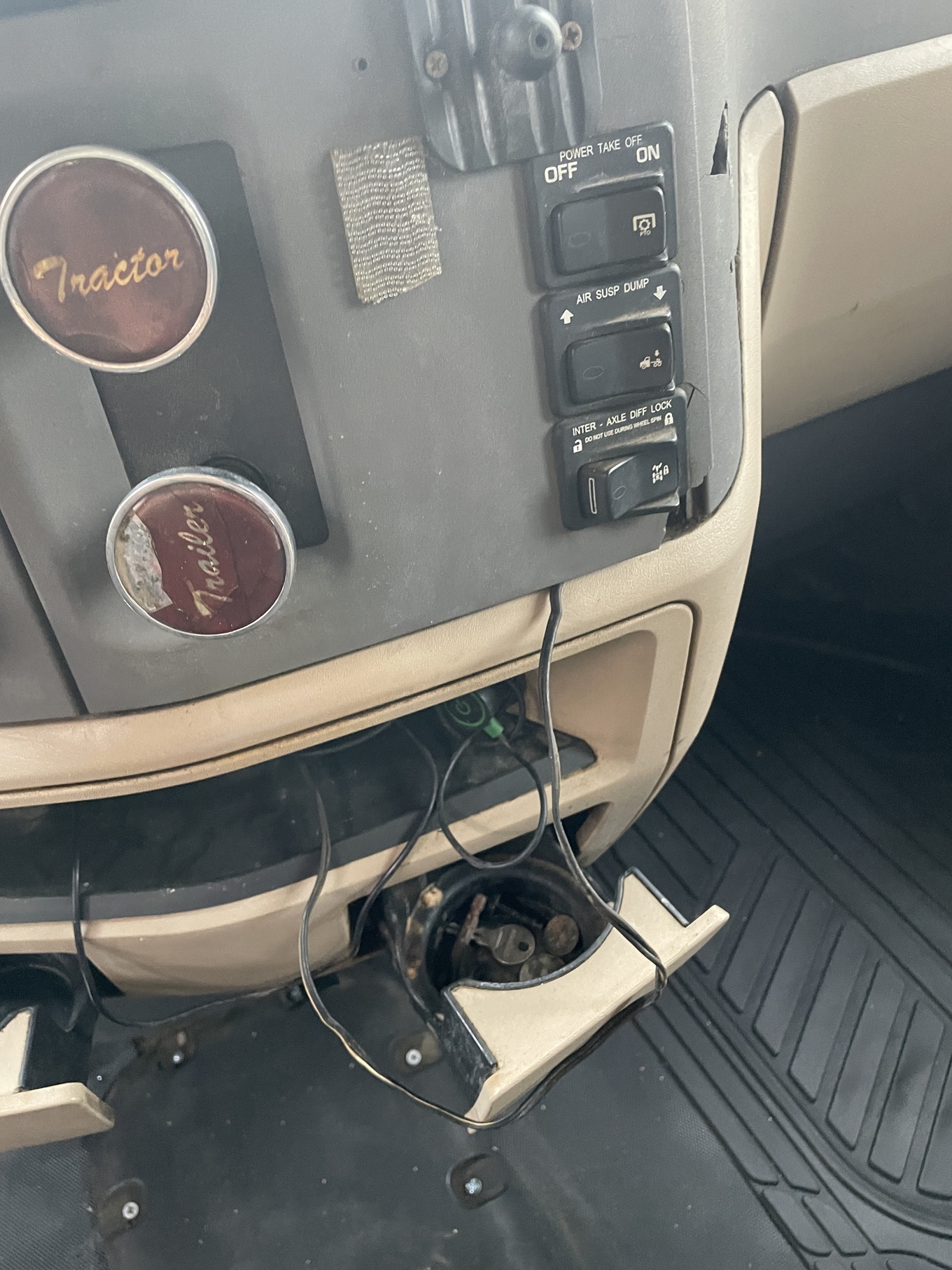 2015 PETERBILT 579 Sleeper - view 11 of 17