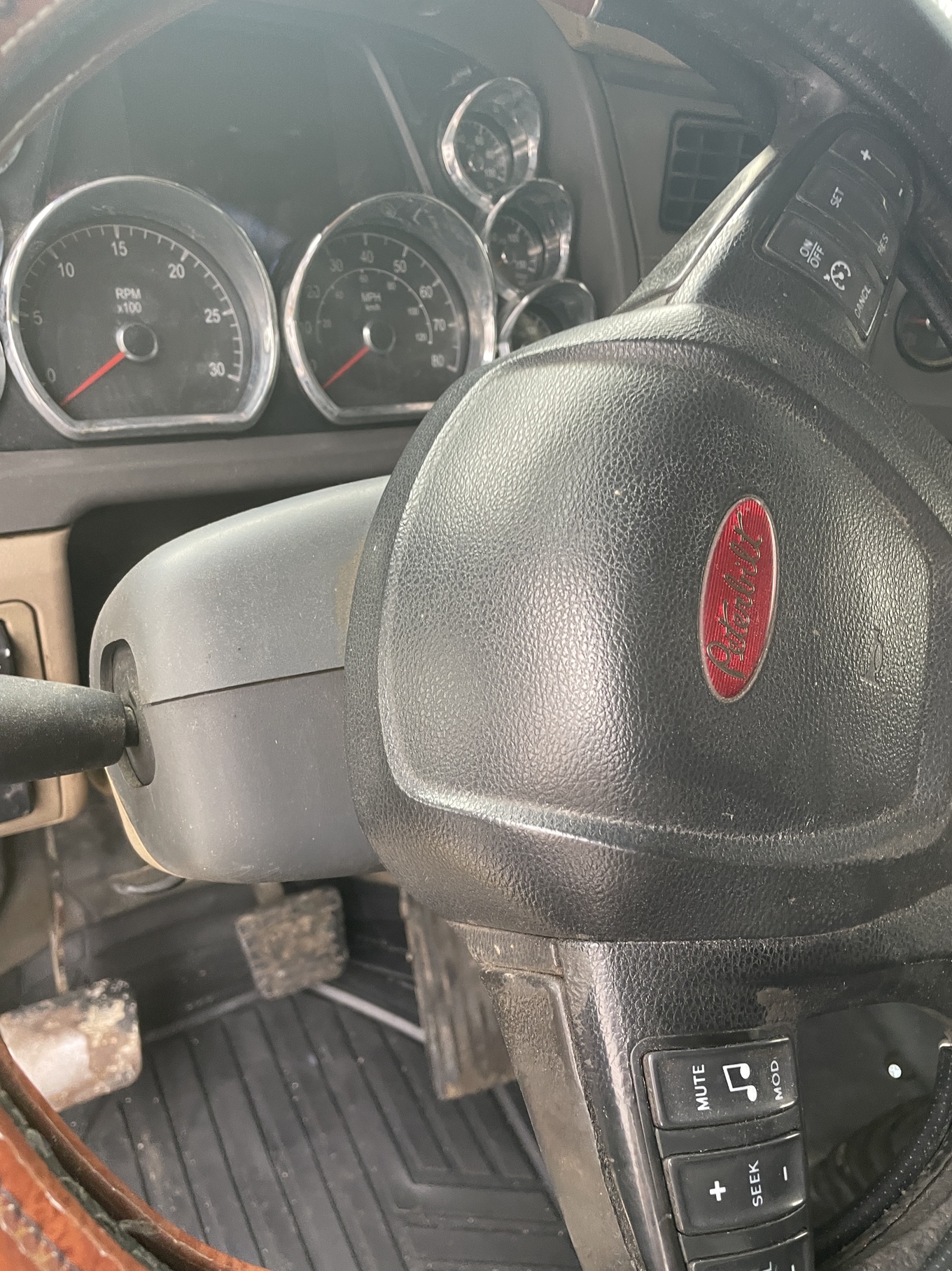 2015 PETERBILT 579 Sleeper - view 9 of 17