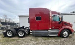 2015 PETERBILT 579 Sleeper - Image 1