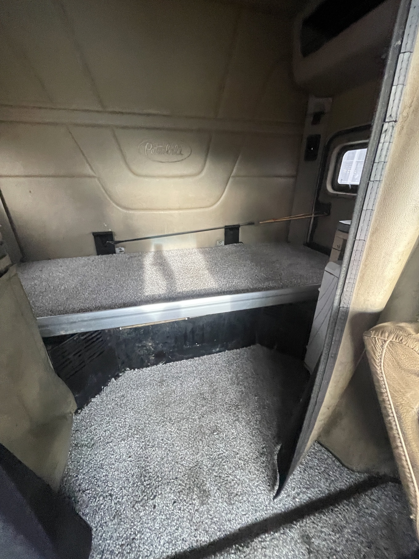 2015 PETERBILT 579 Sleeper - view 14 of 17